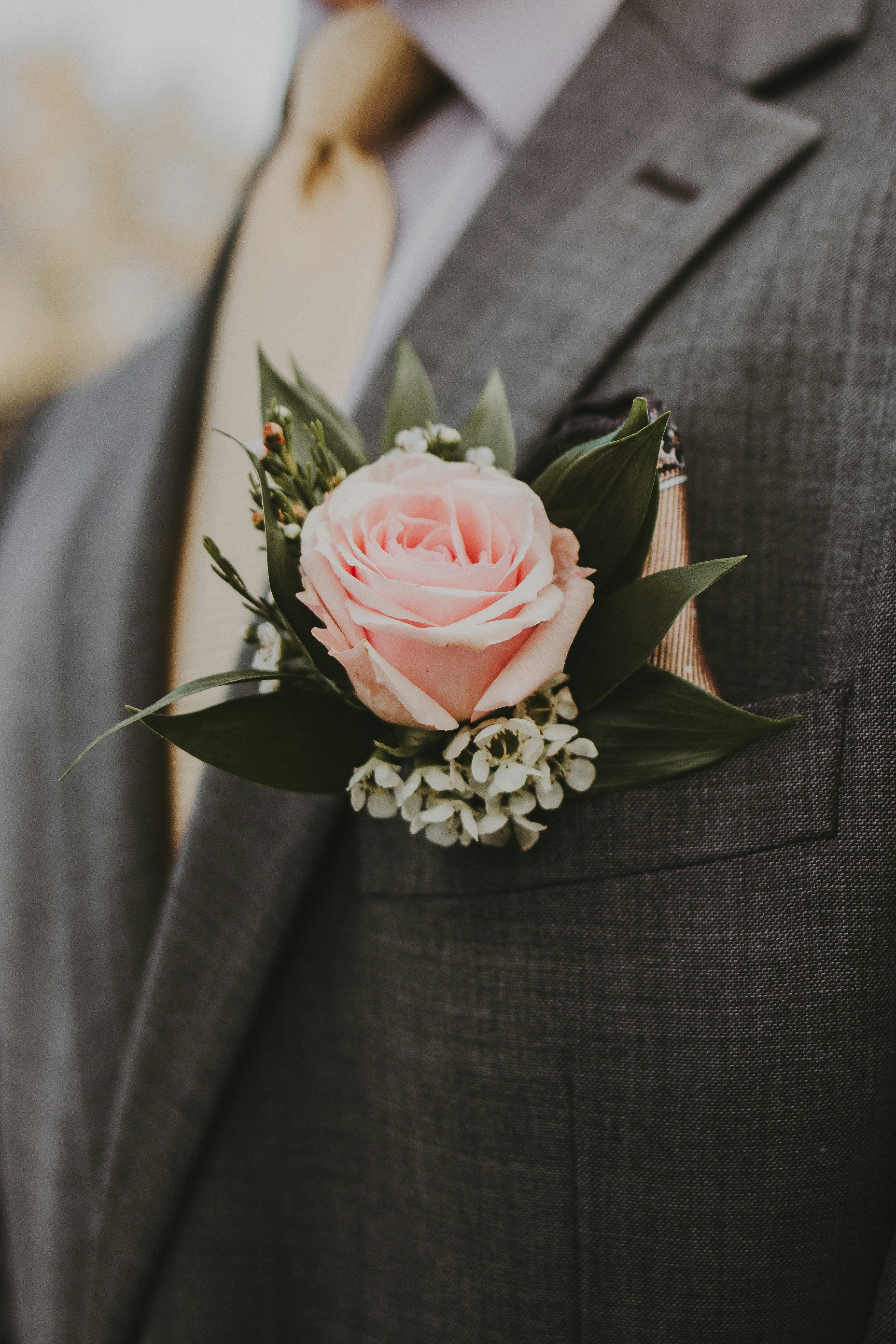 À la Carte Pocket Square Boutonniere